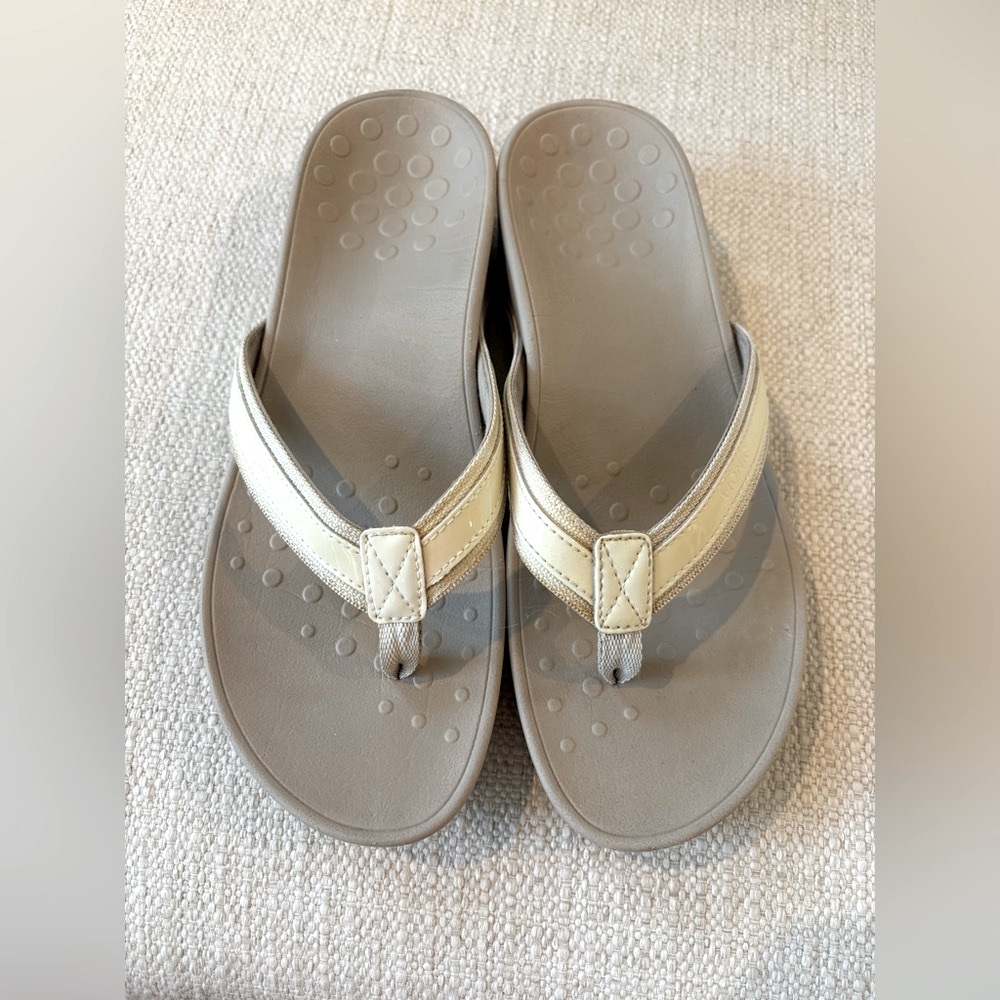 Vionic Cream and Tan Women's Sandals